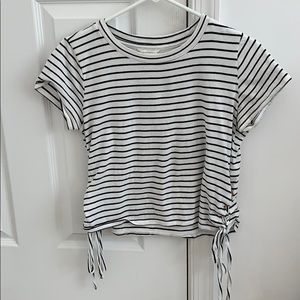 Cute T-shirt, tied at sides, fits perfectly
